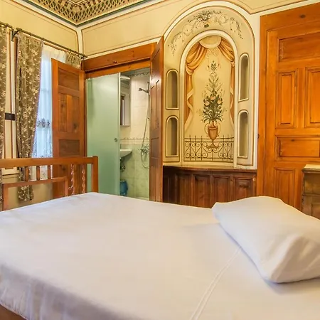 Хотел Old Legends 5*